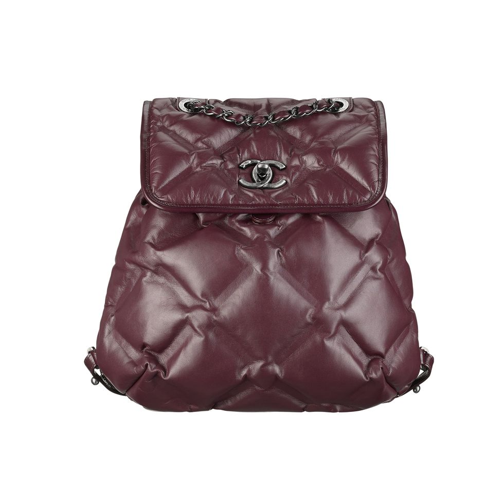 <p>Chanel酒紅色後背包，保持品牌經典元素鍊帶和菱格紋，迷你的大小，或提或揹，都顯得率性不羈。</p>