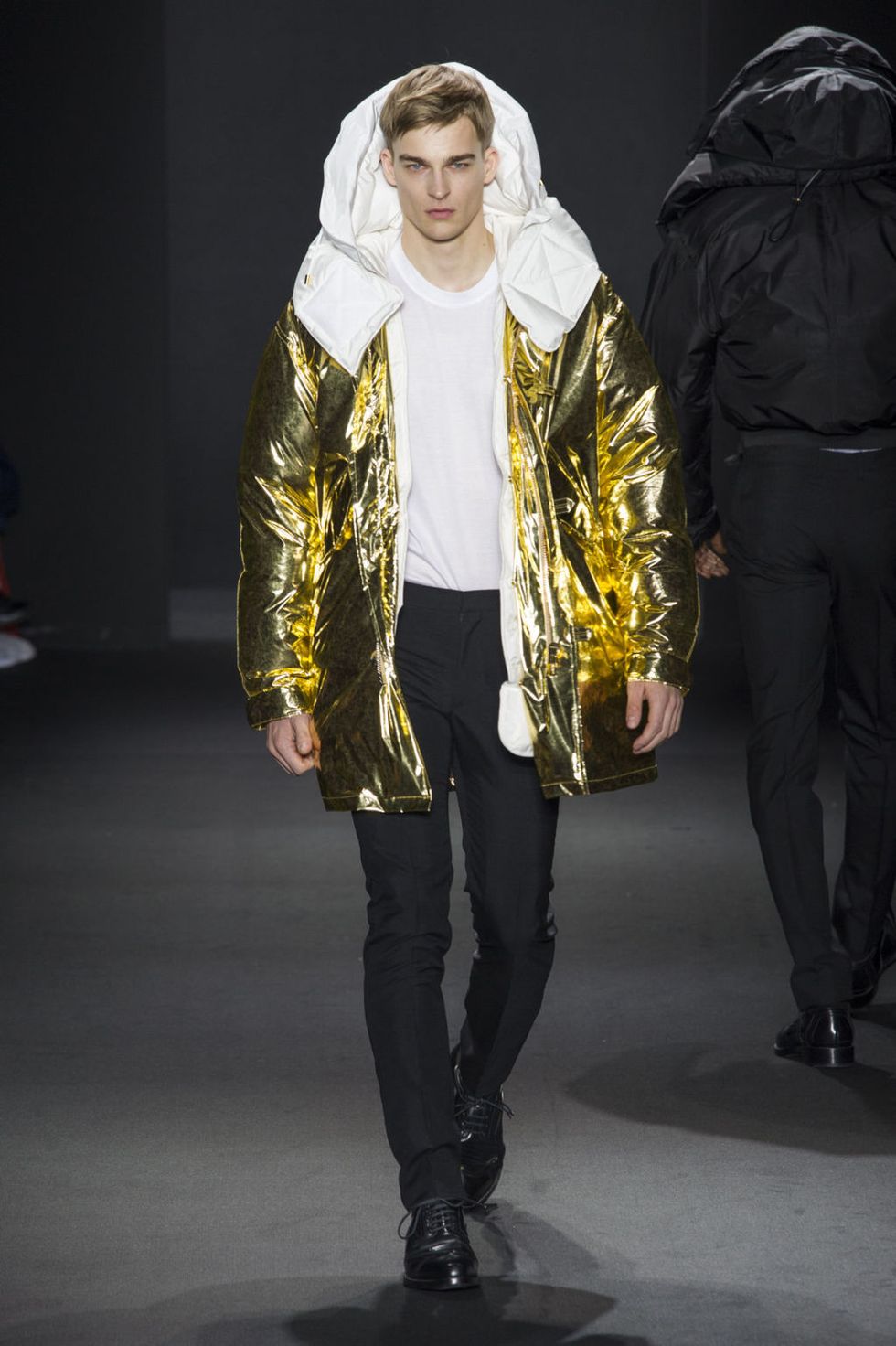 <p>金色金屬感羽絨大衣簡單、大方，大膽的設計具有未來感的王者風範。</p>