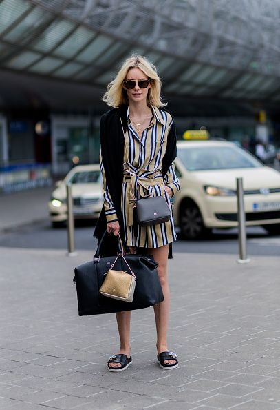 <p>優雅的提著行李出發旅行！Lisa Hahnbück身穿裸色藍白條紋套裝，腳踩鑽飾黑色拖鞋，詮釋從容典雅的風貌。</p>
