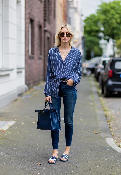 <p>Lisa Hahnbück再次將同一色系玩轉出不單調的時髦，寬鬆藍白相間襯衫，條紋拖鞋，手提寶藍色Fendi包，隨性與優雅並行。</p>