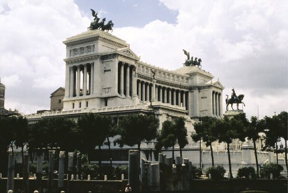 Cloud, Sculpture, Landmark, Monument, Classical architecture, Cumulus, Metropolis, Statue, Official residence, Tourist attraction, 