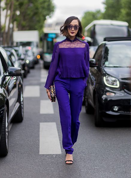 <p>          一身來自Elie Saab的紫羅蘭色上衣和褲子，目光集中在胸前鎖骨那蕾絲透膚的設計，巧妙地展露出女性最性感的部位，色彩繽紛的珍珠裝飾手拿包也是另一個吸睛焦點。  </p>
