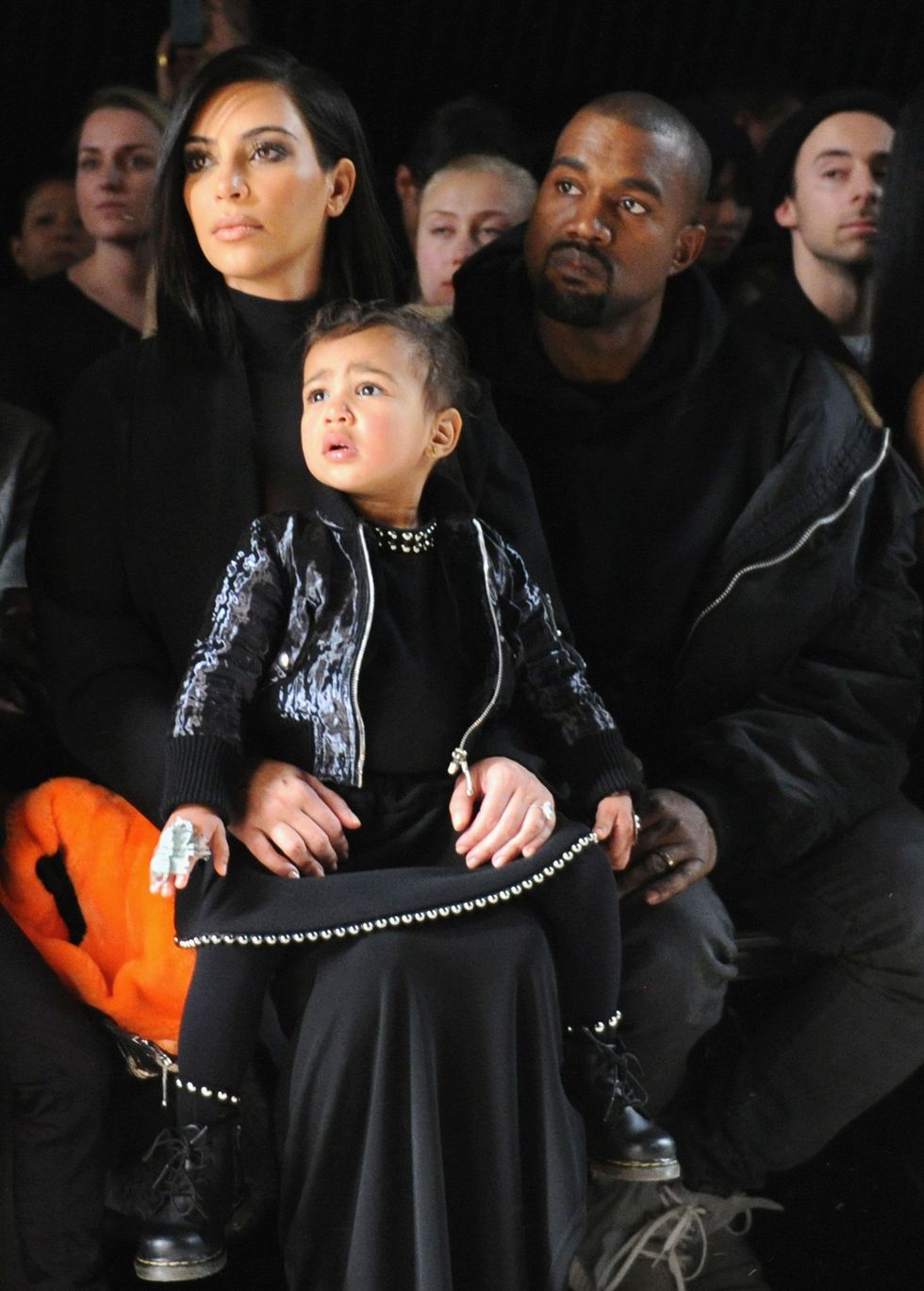 <p>Kardasian家族也是時尚愛好者，Kim Kardashian和老公Kanye West<span class="redactor-invisible-space">、寶貝女兒North West一起觀賞Alexander Wang大秀，看得目不轉睛！</span></p>