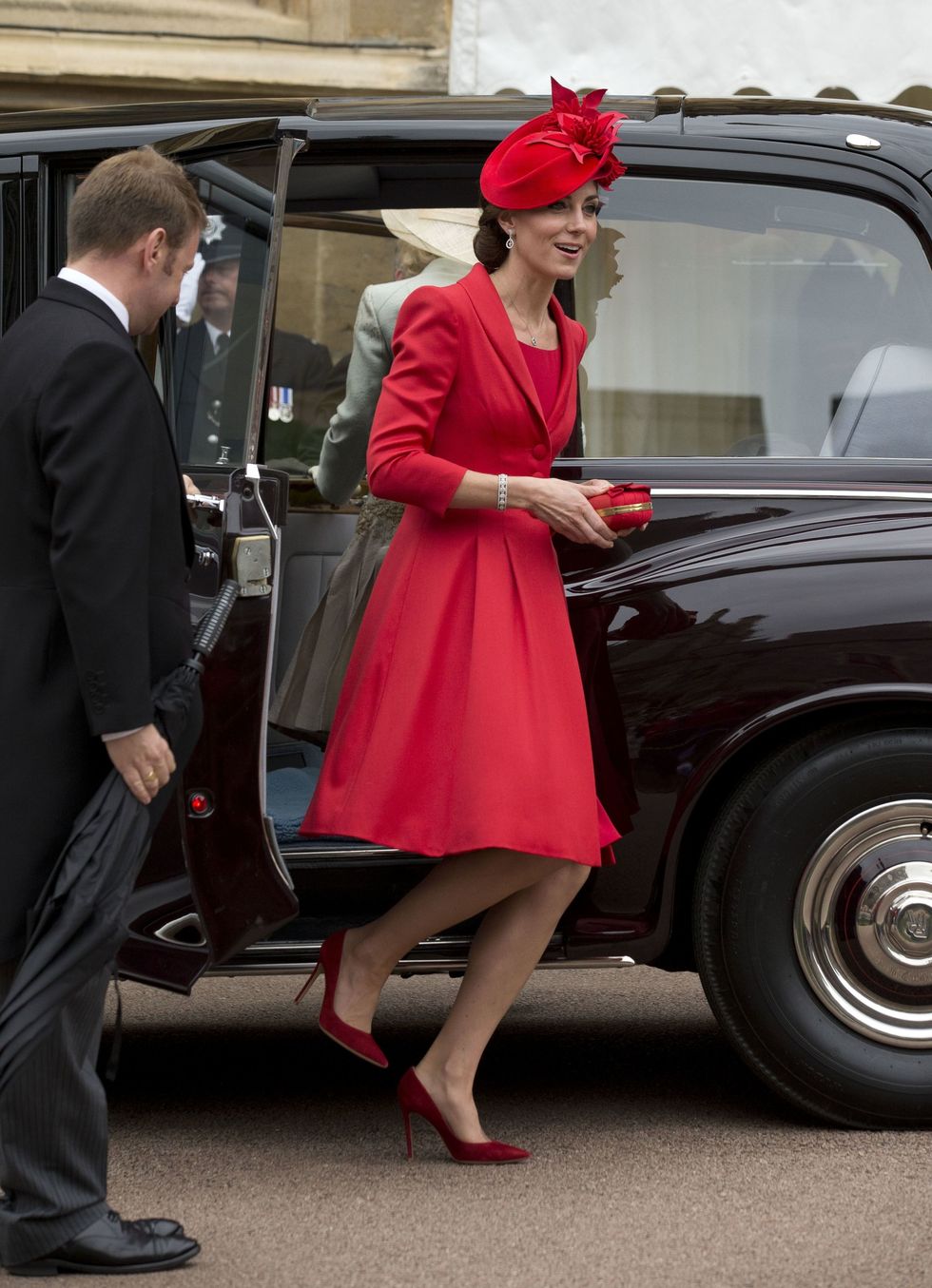 <p>難得換下裸色高跟鞋，當出席勳章授予典禮時，她一身豔麗的紅，配上特色帽款，完整了全身造型，展現端莊的傳統英倫。</p>