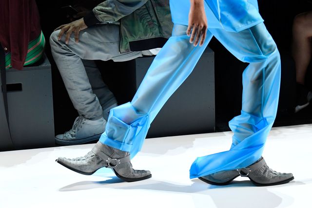 Footwear, Leg, Blue, Trousers, Human leg, Denim, Electric blue, Azure, Knee, Aqua, 