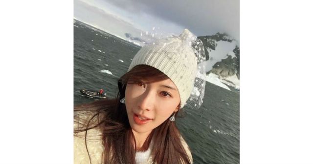 Body of water, Lip, Hairstyle, Photograph, Coastal and oceanic landforms, Winter, Ocean, Jaw, Beauty, Headgear, 