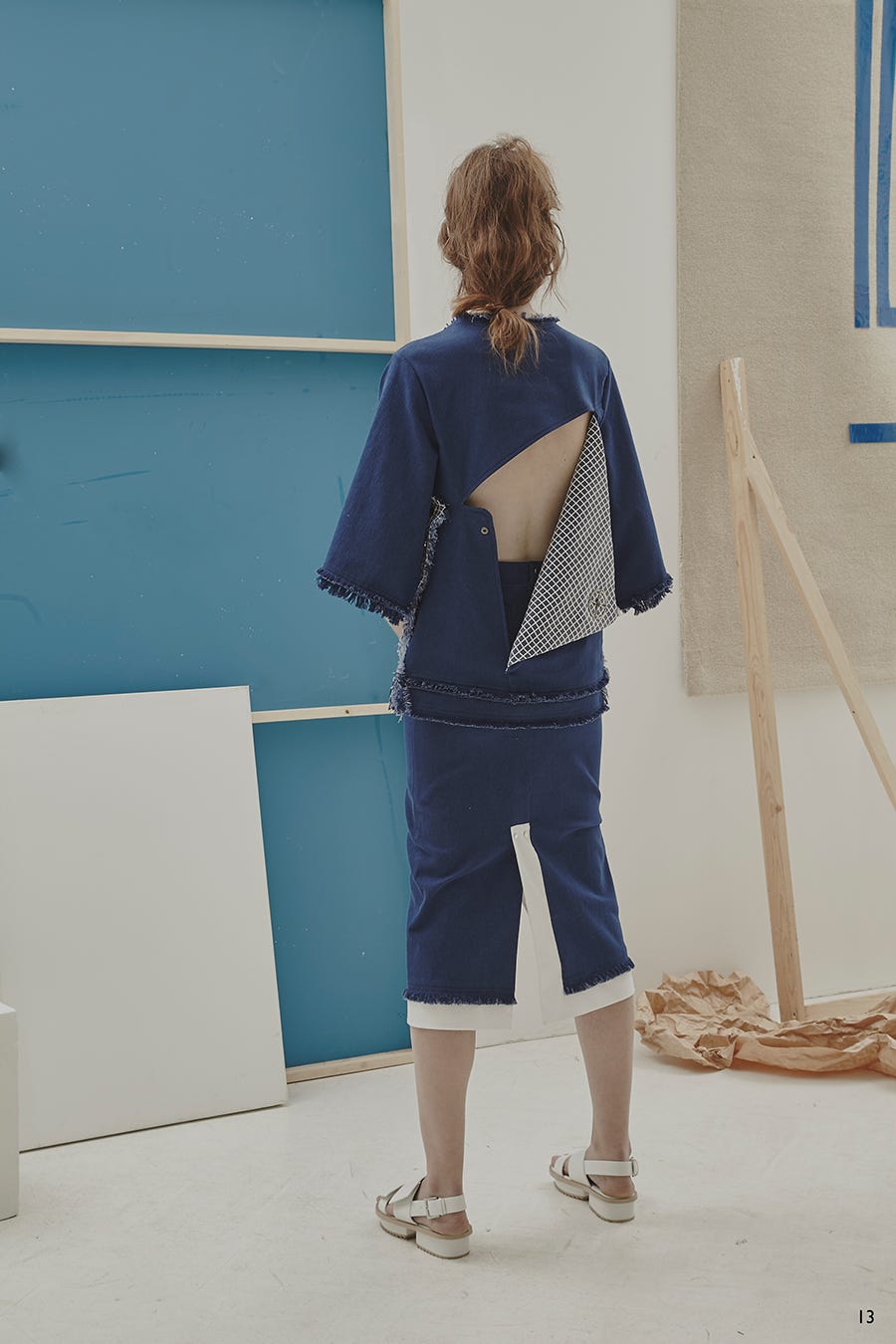 Blue, Sleeve, Shoulder, Textile, Human leg, Joint, Standing, Street fashion, Bag, Knee, 