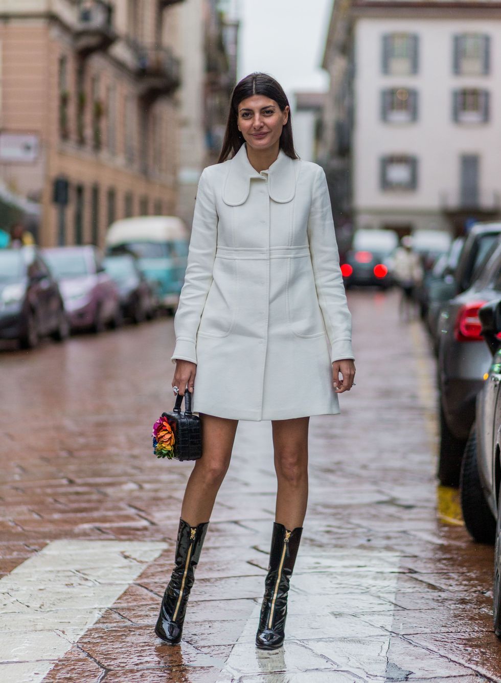 <p>曾為精品走秀的模特兒Giovanna Battaglia，28歲後開始展開編輯事業，除了擔任過時裝編輯，也是專欄作家，走出伸展台後，在場外的她依然是許多攝影師捕捉的焦點。穿上潔白的大衣，她利用高挑身材，完美詮釋服裝，搭配漆皮靴，掩蓋不住義大利的風情萬種。  </p>