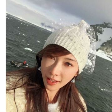 Body of water, Lip, Hairstyle, Photograph, Coastal and oceanic landforms, Winter, Ocean, Jaw, Beauty, Headgear, 