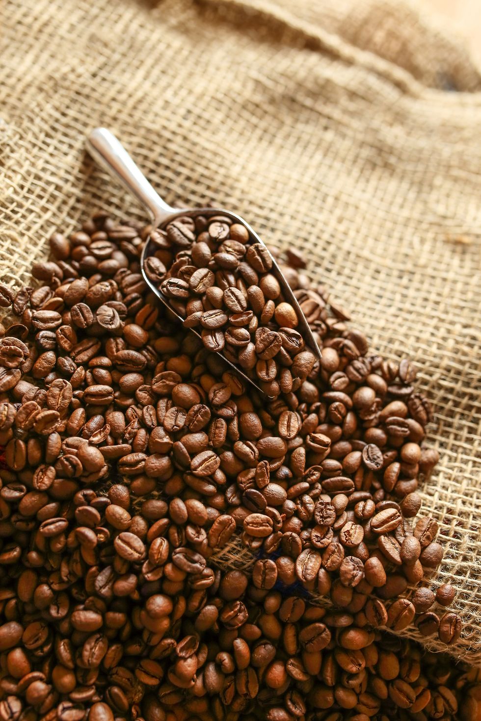 <p>「這款面膜就像是專屬於臉部的紅眼一樣，在咖啡渣之中的咖啡因可以刺激皮膚細胞，而泥膜則可以排除毛孔中的毒素並且清潔堵塞的地方。加入一些椰子油可以幫助這些材料混合得更為均勻並更好塗上肌膚。」</p><p><br></p><p><strong>DIY面膜食譜：</strong></p><p><strong>1-2湯匙的新鮮咖啡渣</strong></p><p><strong>½</strong><strong>湯匙的紅泥或綠泥</strong></p><p><strong>1</strong><strong>湯匙的椰子油</strong></p><p><strong>少量的水</strong></p><p><br></p>