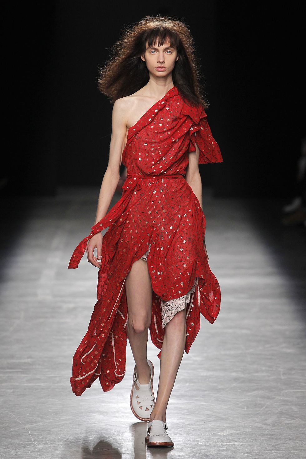Hairstyle, Human leg, Shoulder, Fashion show, Joint, Red, Dress, One-piece garment, Style, High heels, 