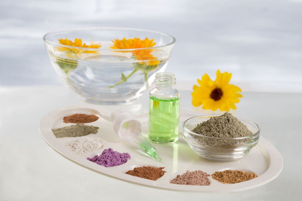 Ingredient, Petal, Sunflower, Spice, Serveware, Lavender, Flowering plant, Dishware, camomile, Daisy family, 