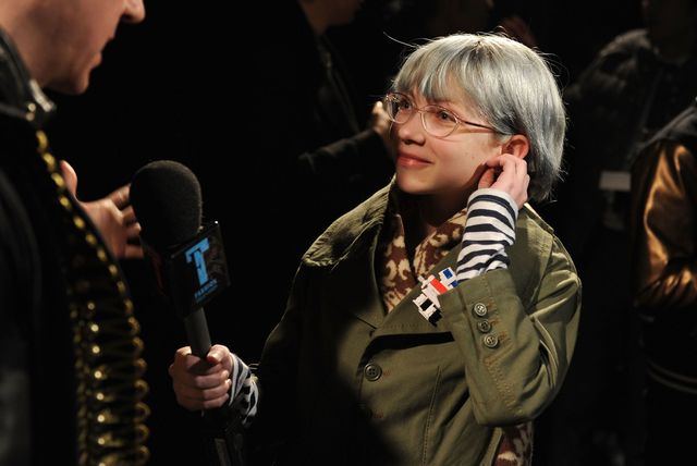 Glasses, Audio equipment, Microphone, Street fashion, Audio accessory, Microphone stand, Conversation, Bangs, Layered hair, Speech, 