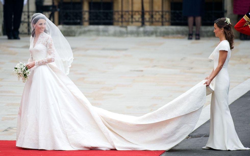 <p>雖然一開始大眾對於Sarah Burton的能力有些質疑，不過Sarah Burton馬上於2011年英國皇室威廉王子和凱特王妃的世紀婚禮，以一襲長2.7公尺的長袖蕾絲婚紗，博得眾人的掌聲！在這之後更贏得英國魅力獎2011年度設計師大獎、2014最有魅力女性獎和Harper's BAZAAR 2014年度女性獎年度設計師大獎等眾多獎項。  <span class="redactor-invisible-space"></span></p>
