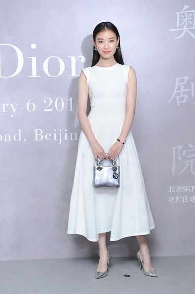 <p><span>純白色Dior洋裝在她身上寫下內斂優雅註解，銀色手提包與高跟鞋相互呼應，清爽的妝髮襯出最純粹的自然氣質。</span></p>