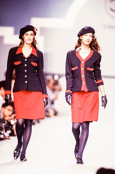 <p>1988年十月，正值事業巔峰時期，與荷蘭超模Marpessa Hennink一同為Chanel 1989年春夏系列走秀。  <span class="redactor-invisible-space"></span></p>