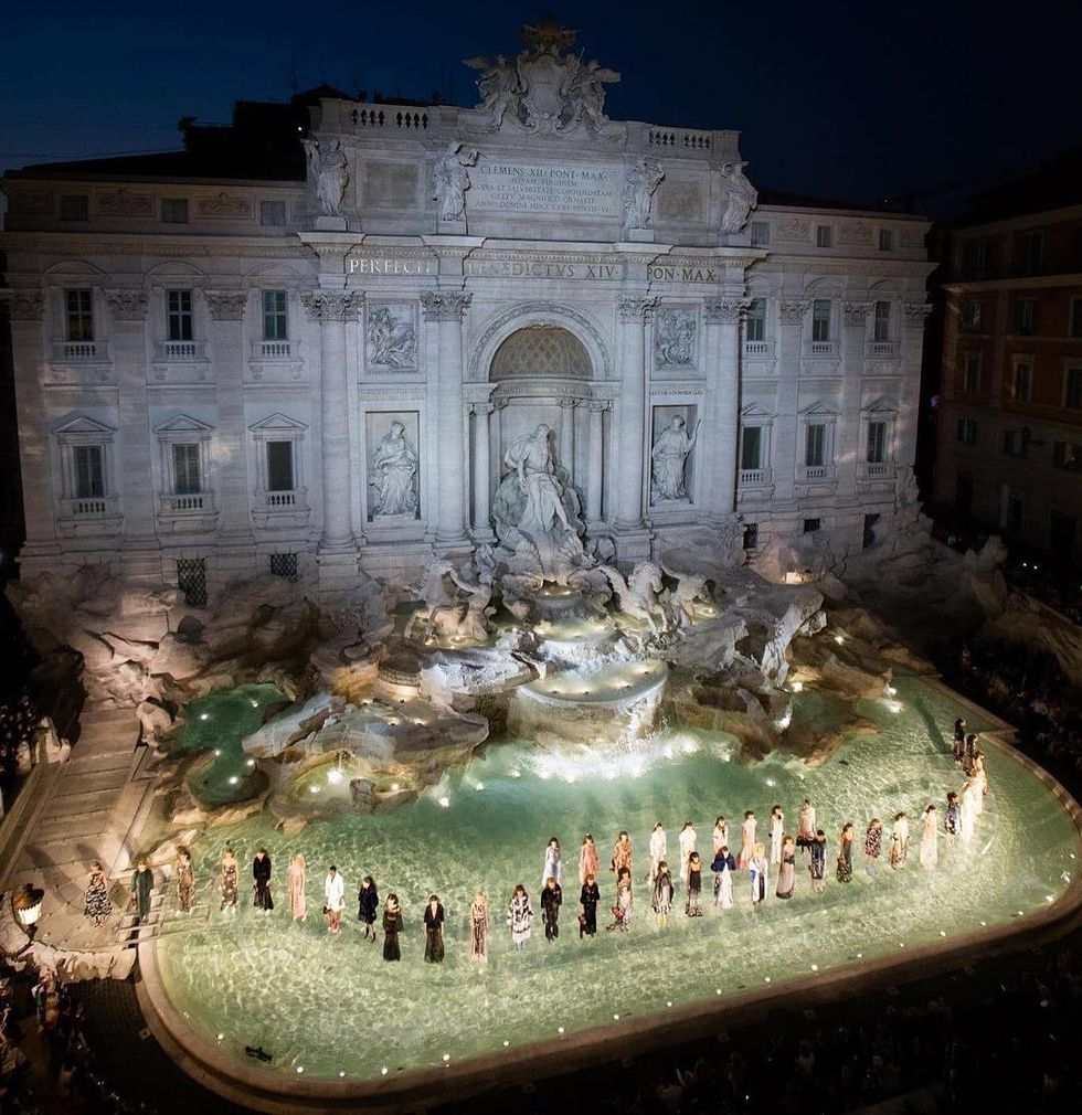 Fountain, Facade, Night, Landmark, Water feature, Town square, Palace, Sculpture, Classical architecture, Arch, 