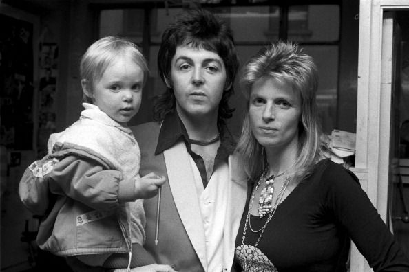 <p>          </p><p>生於明星家庭的Stella，父親是紅遍全球的披頭四樂團前成員Paul McCartney，母親是英國著名的攝影師兼動物保育家Linda McCartney，如此顯目的家世背景，讓她從小開始就不免成為許多人眼中關注的焦點，但她不因此懈怠，反而靠自己的實力贏得喝采與認可。</p>    <p><span>(圖)年幼時的Stella, 與父親Paul McCartney和母親Linda McCartney。</span></p>