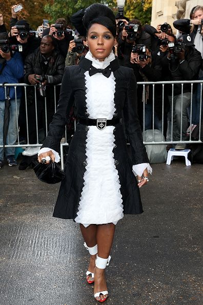 <p>巴黎時裝週上，她選擇了Chanel 2015年秋冬系列裡的黑白裙裝，蕾絲摺邊及梳起的髮髻讓造型帶有宮廷貴族意味，並且，她將伸展台上的平底鞋換成了Oscar Tiye Yumma的高跟鞋，端莊之下保有酷女孩性格。  <span class="redactor-invisible-space"></span></p>