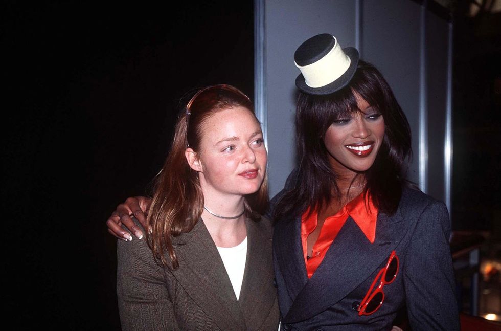 <p><span>大學時進入設計名校倫敦聖馬丁學院就讀，在1995年畢業展發表那天，當時的兩位超模Naomi Campbell與Kate Moss都免費為Stella走秀，瞬間打響她在時尚圈的知名度。</span></p><p>          </p>    <p>(圖)Naomi Campbell身穿Stella設計的俏皮又摩登的服飾。</p>