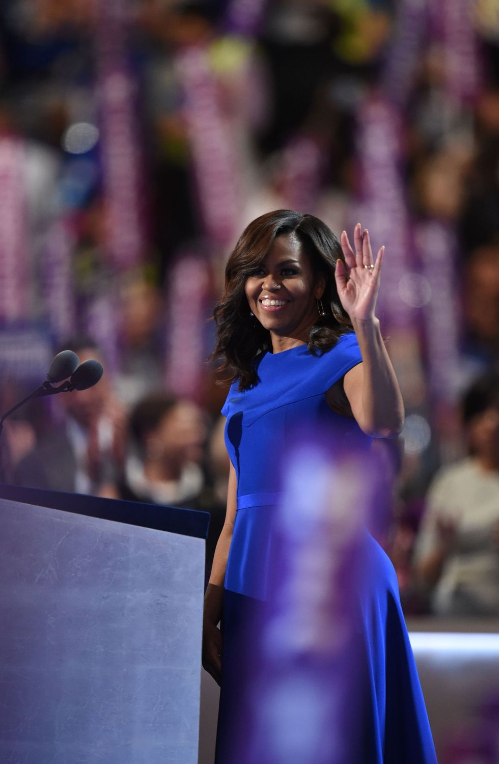 <p><span class="redactor-invisible-space"></span><span>除了顧及視覺上的美觀，Michelle Obama透過服裝支持美國設計師的成果有目共睹，還會悉心根據不同場合的歷史意義或民族元素選擇作品，也就是這樣細膩的穿衣哲學，才讓這位第一夫人顯得如此特出。</span></p>    <p>Michelle Obama穿上美國年輕設計師Christian Siriano的洋裝，出席民主黨全國代表大會，亮眼的寶藍色同時還是民主黨的代表色系。</p>