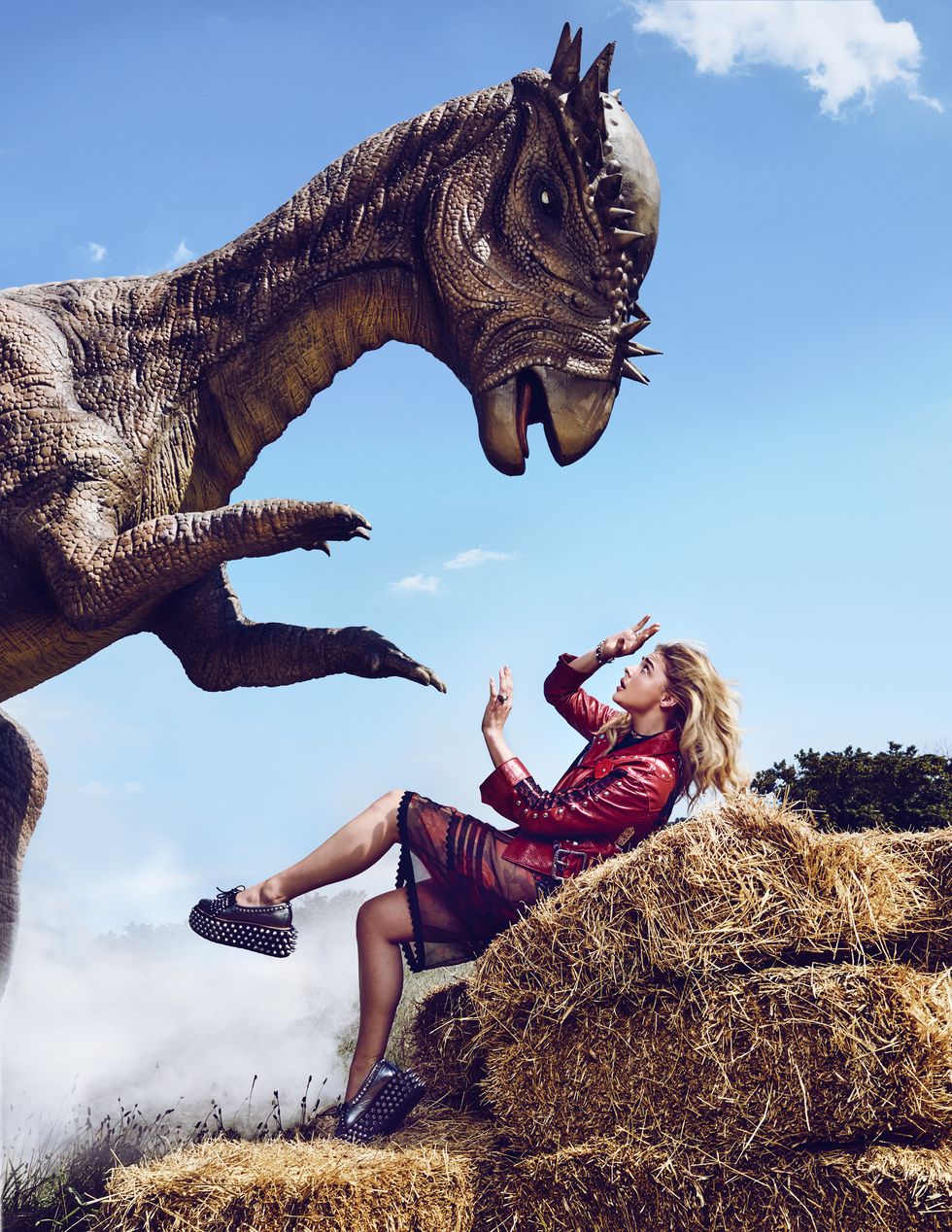Human, Dinosaur, Photograph, People in nature, Sculpture, Jaw, Hay, Straw, Love, Fictional character, 
