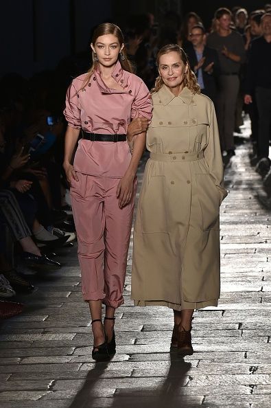 <p><span>今年九月，Bottga Veneta在米蘭時裝周五十週年大秀上，請來年過七十的Lauren Hutton與新生代模特Gigi Hadid共同謝幕，兩代模特為品牌里程碑寫下最貼切的註解，也讓我們看見，歲月在她身上所淬煉出的成熟底蘊。</span></p>