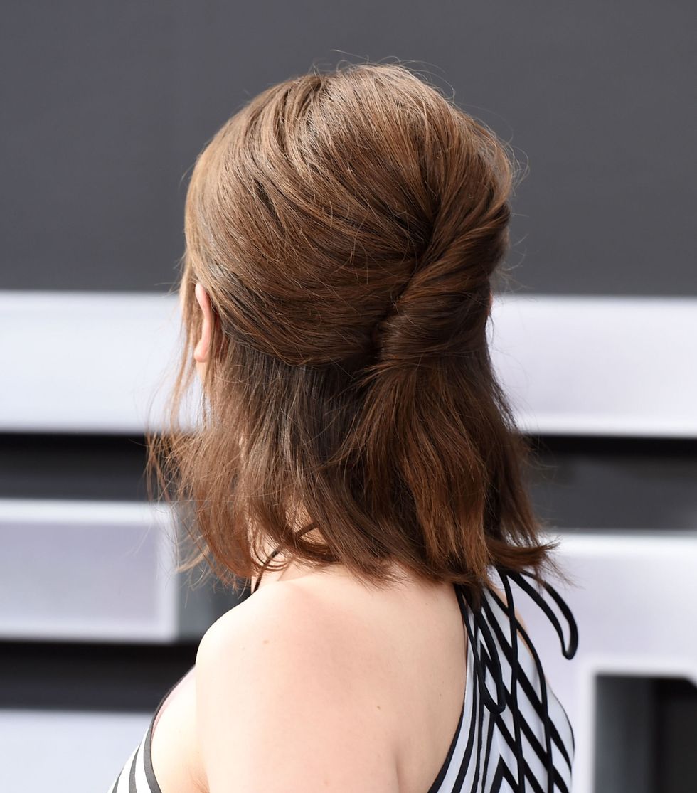 Hairstyle, Shoulder, Style, Back, Brown hair, Neck, Long hair, Beauty, Blond, Liver, 