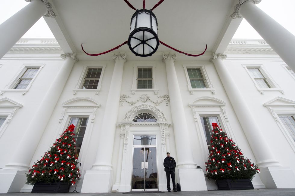 <p>佈置全美國最重量級的辦公室絕不能馬虎，在白宮入口矗立著兩棵綴著鈴鐺的聖誕樹，仿佛第一家庭張著雙臂歡迎全世界。</p>