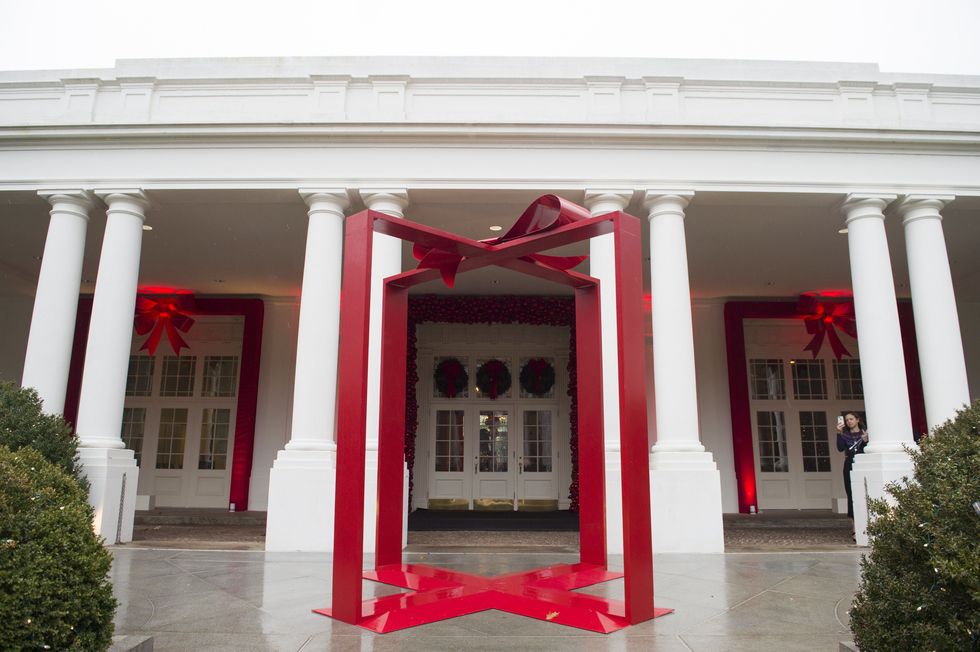 <p>巨大紅色緞帶的裝置藝術正在門口迎接大家。</p>