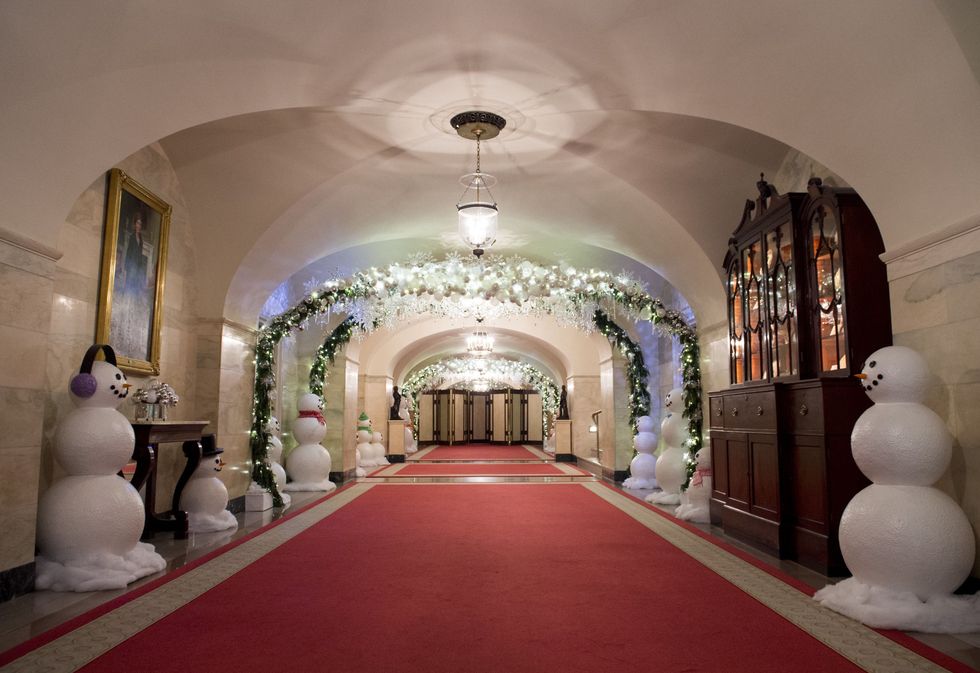 <p>通往中央廳的走廊中，可看見戴著耳罩、圍上圍巾的可愛雪人，站立於裝飾著6000個掛飾的花型拱門下。</p>
