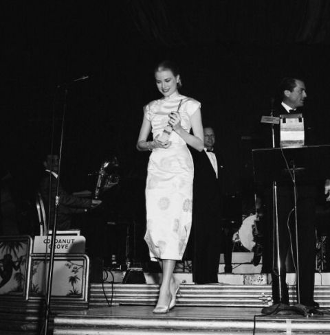 <p>1956年，當時金球獎還叫做Foreign Press Awards，Grace Kelly從George Peck手中接過最受歡迎女演員獎（Henrietta Award），她的一襲緞面旗袍素雅而高貴，氣質出眾。同年，她成為了摩納哥王妃。  </p>