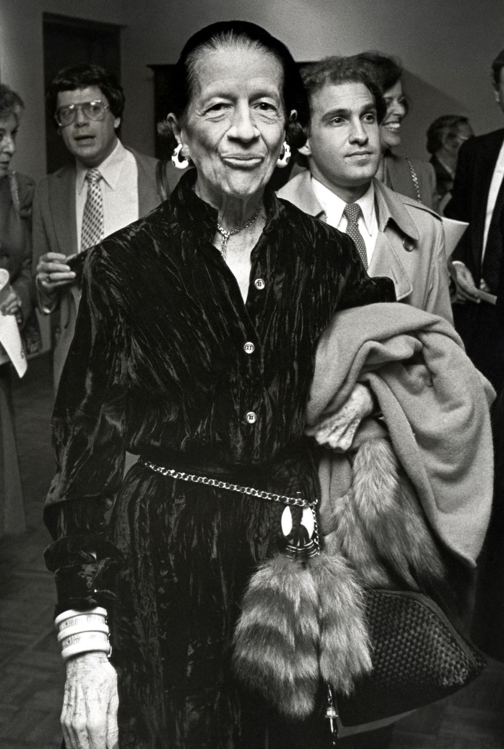 <p>1972年，將近七十歲的她投入大都會博物館，於服裝研究單位擔任顧問，策劃了十二場展覽包括Yves Saint Laurent、Cristobal Balenciaga的服裝回顧，更結合音樂與氣味，填補視覺外的感官享受，將畢生累積的藝術底蘊，轉化為一場又一場的華麗盛宴。</p>