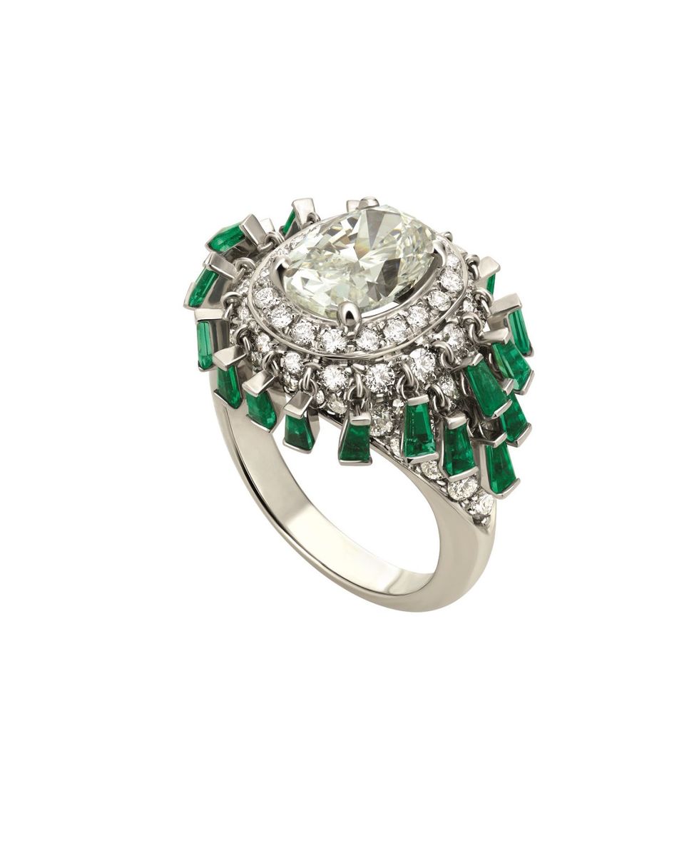 <p>祖母綠鑲嵌鑽石戒指，價格電洽，Bulgari。</p>