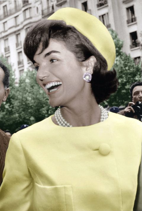 <p>Jackie Kennedy無可取代的優雅品味深植人心，奠定時尚傳奇地位，而她低調雍容的珠寶選擇，更是跨越世代隔閡，經歷時光打磨更顯耀眼，從珍珠、鑽石到個性十足的鍊飾都能穿戴出屬於她的Jackie Style，華麗的同時又不失知性，至今仍可說是珠寶搭配的完美範本之一。</p>