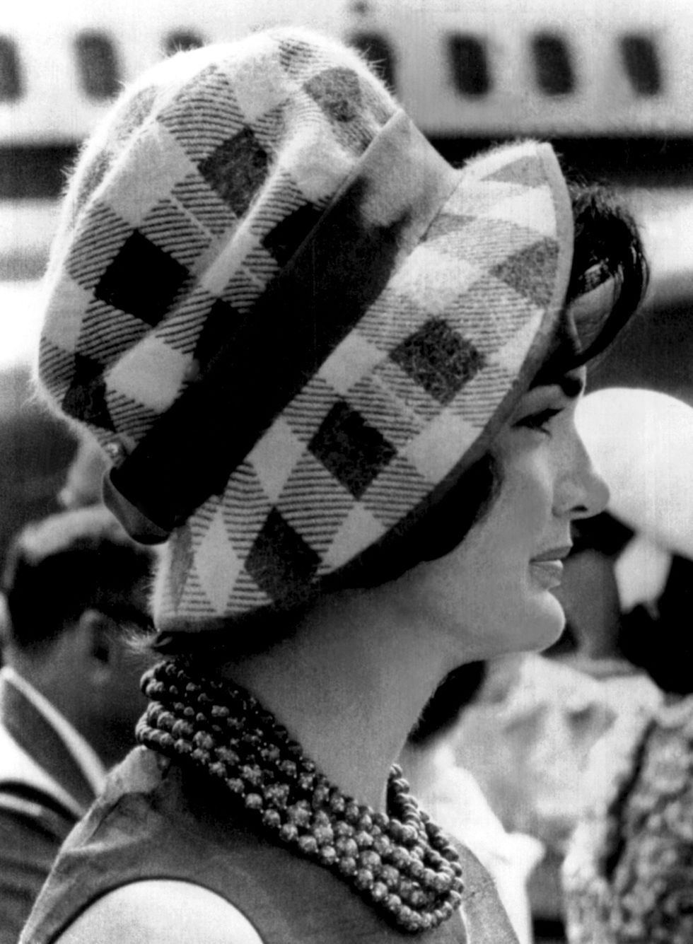<p>除了線條直挺的平頂圓帽外，柔軟的毛呢帽也是Jackie常穿戴的單品，與線條俐落的套裝或洋裝搭配之下，往往能創造出更加女性化的溫柔形象。</p>