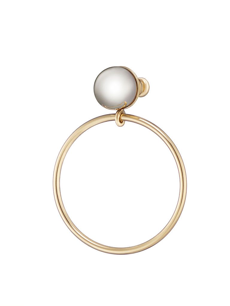 <p>金屬雙圈造型珍珠耳環，NT15,500，Dior 。</p>