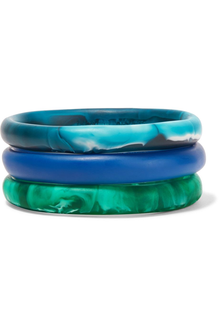 <p>
藍綠色調樹脂手環組，約5,300，Dinosaur Designs at Net-A-Porter。</p>