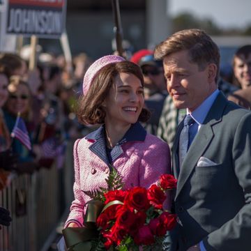 Hat, Petal, Crowd, Bouquet, Tradition, Public event, Tie, Cut flowers, Ceremony, Flower Arranging, 