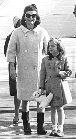 <p>年幼的Caroline Kennedy穿著典雅的雙排釦大衣，手上抓著一只絨布玩偶，十分俏皮可愛。</p>