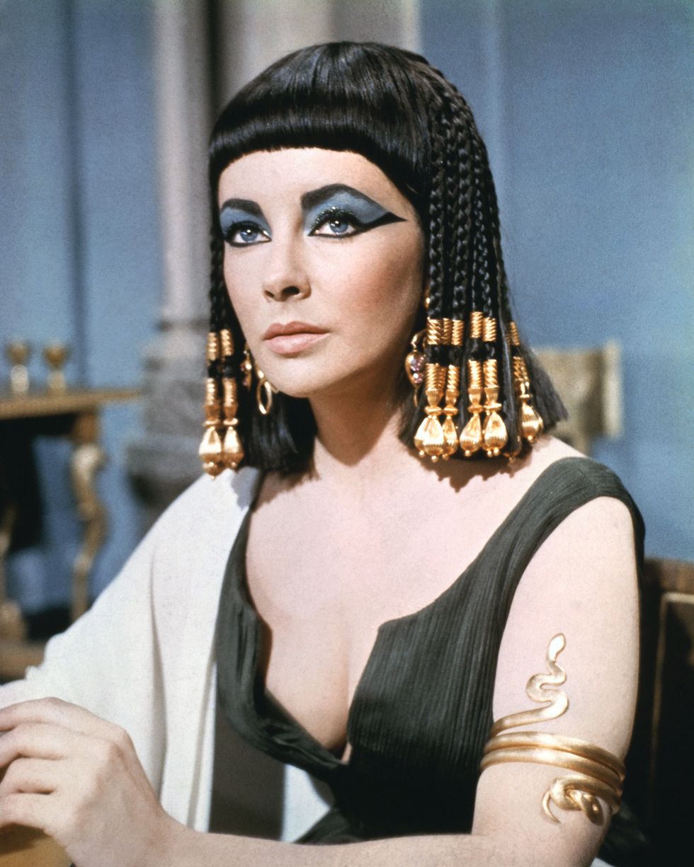 <p>在 1963 年的經典電影《埃及豔后》中，利用大量的珠子或是精緻的頭飾，Elizabeth Taylor 輕鬆地撐起屬於埃及豔后的霸氣與性感。</p>