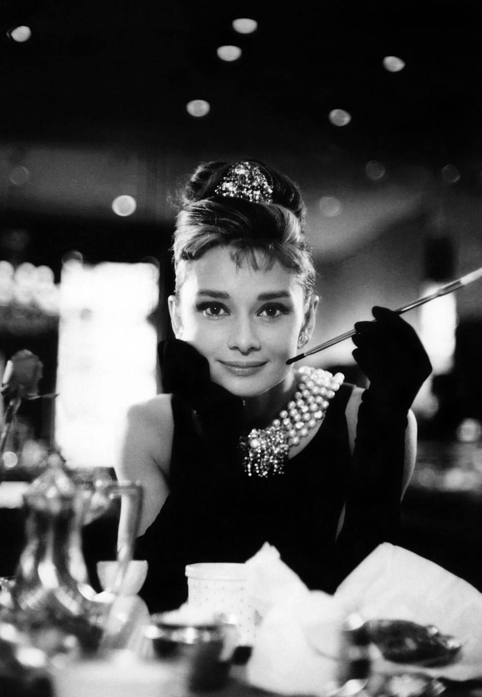 <p>Audrey Hepburn 演過無數部電影，但是《第凡內早餐》中的她，卻是她最經典的造型——眉上瀏海、金髮挑染、旋轉盤上的蓬鬆髮髻，展現出該角俏皮活潑、古靈精怪的個性。</p>