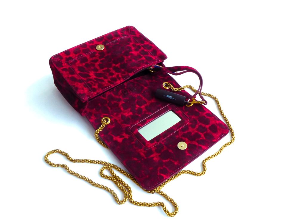 Red, Bag, Handbag, Fashion accessory, Magenta, Material property, Coin purse, 