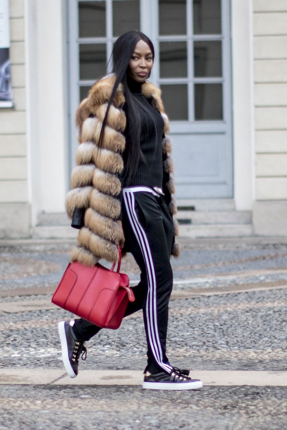 <p>春夏最新款Sella Bag以俐落的大包型、簡潔縫線與多彩色系，一次收服名模與潮人的玩心！超模Naomi Campbell以皮草大衣與亮紅色包款襯出強大氣勢，配上黑色運動褲與休閒鞋展現街頭的混搭哲學。</p>