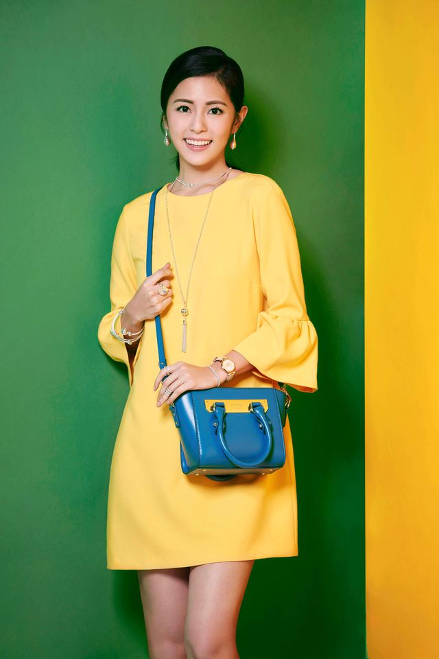 Yellow, Shoulder, Joint, Fashion, Turquoise, Bag, Fashion model, Fashion accessory, Handbag, Electric blue, 