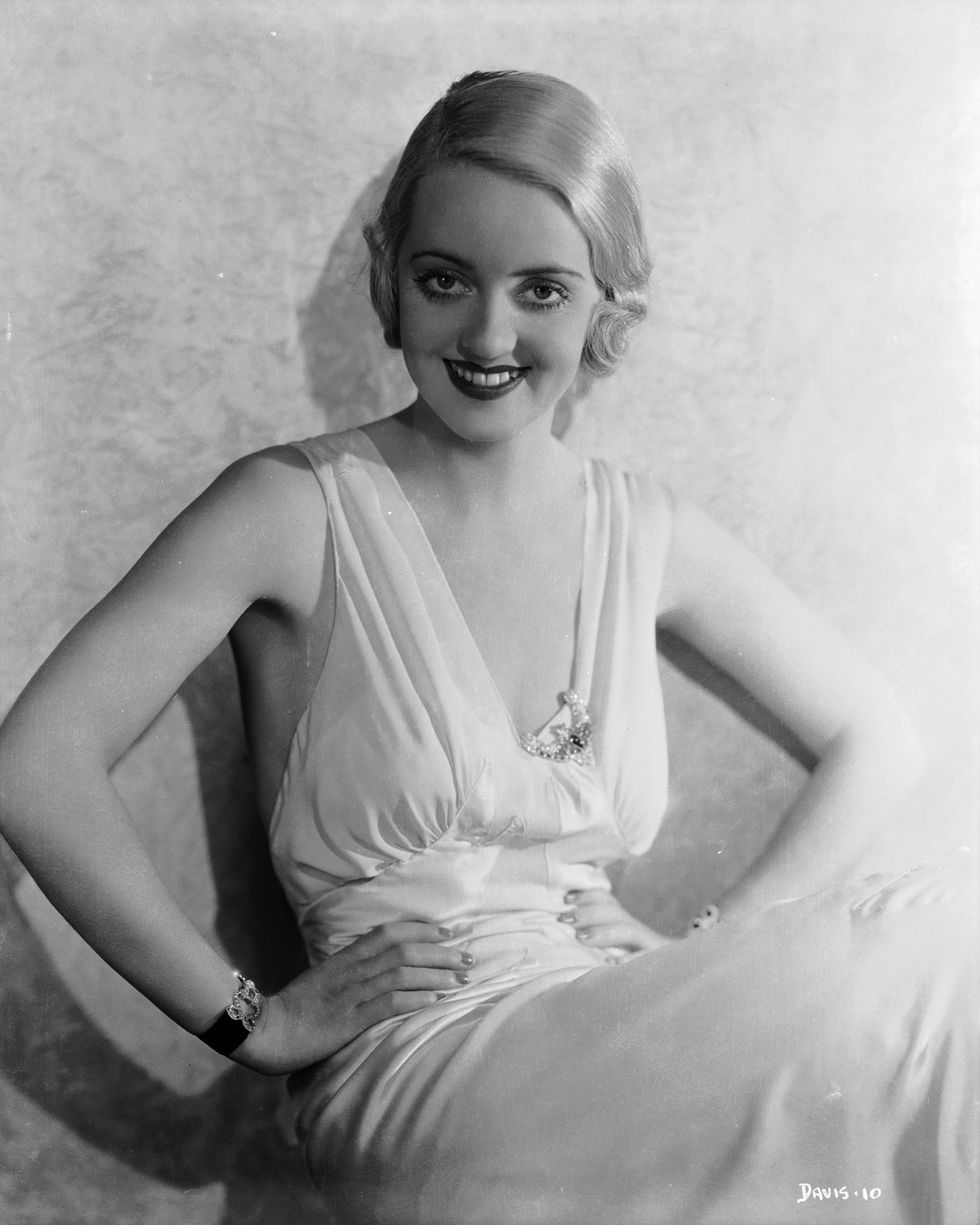 <p>接連6部電影皆不賣座後，環球老闆與Bette解約。1932年，GeorgeArliss邀請她出演《扮演上帝的男人》女主角，Bette將片中愛上鋼琴師的Grace演得靈動可人、富有個性，《星期六晚報》更盛讚其「美而深具魅力」，讓她初嚐走紅滋味，正式與Warner簽約。</p>