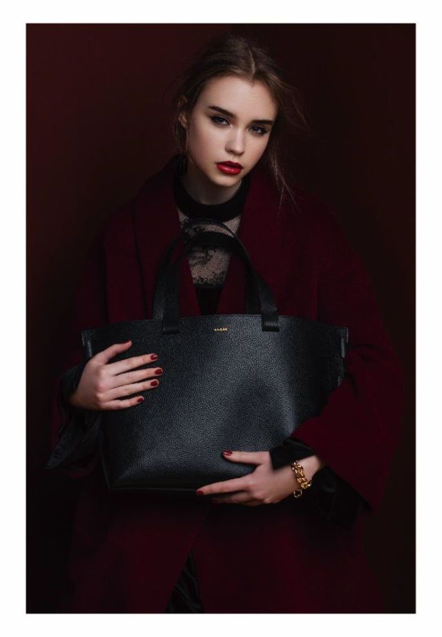 Sleeve, Hand, Bag, Fashion, Shoulder bag, Wallet, Street fashion, Fashion model, Leather, Lipstick, 