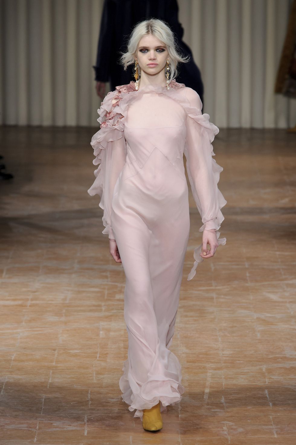 <p>貼身線條讓粉紅禮服少了點稚嫩少女氣息，反而女人味滿溢，加上活潑的荷葉邊妝點，平衡出純潔又性感的特殊婚紗風格。</p><p>Alberta Ferretti 2017秋冬系列。</p>