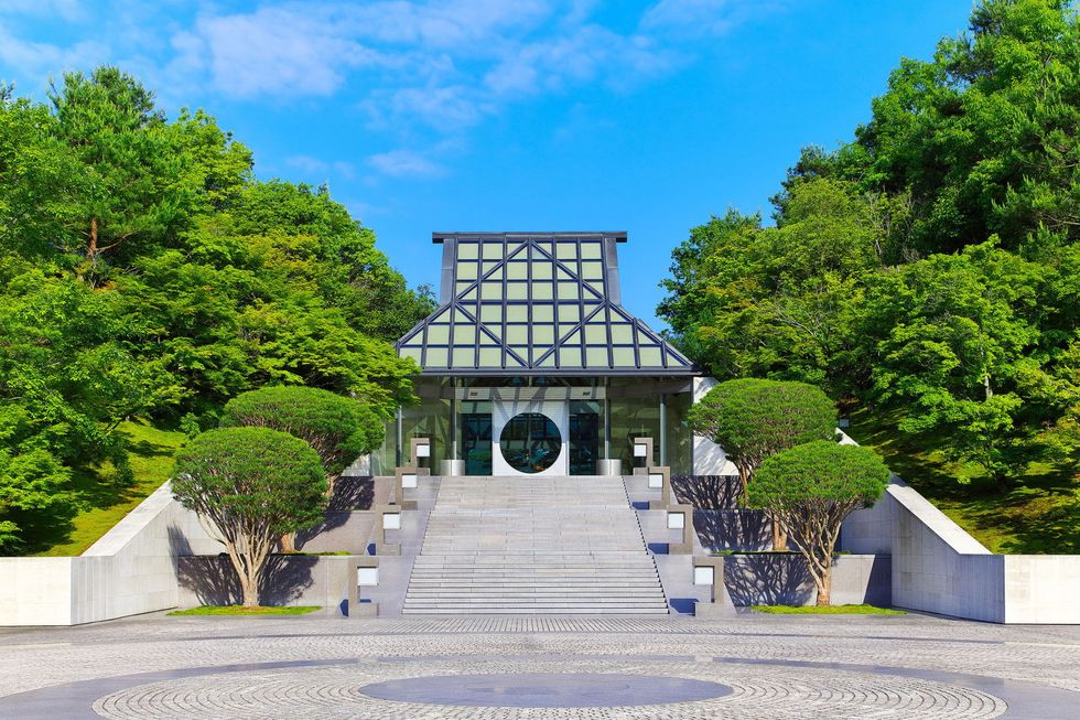 Landmark, Building, Architecture, Botany, Tree, Sky, Historic site, Garden, House, Spring, 