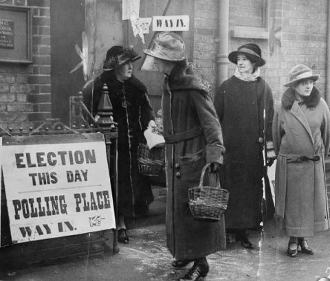 <p>一次世界戰將大多數的男性帶到了沙場前線，女人們挑起了社會上的工作責任，為了方便活動，佔據女性衣櫥四百年的馬甲，在此時期面臨到被淘汰的命運，而「自決」的權利也在這個世代開始被重視，促進了女性投票權的爭取以及著裝的自由。<br></p>
